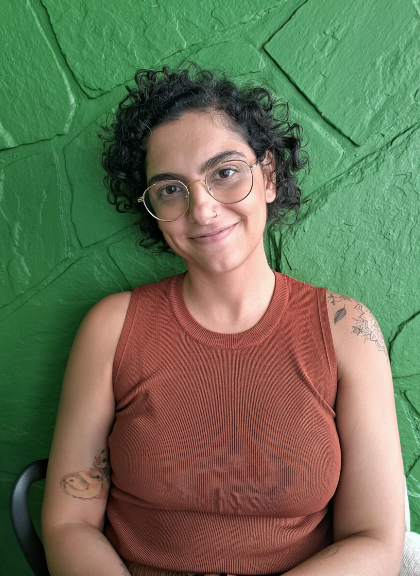 Crop the existing portrait photo to better frame the person, focusing on the face and upper shoulders, keeping a clean, professional look for a psychologist's website.